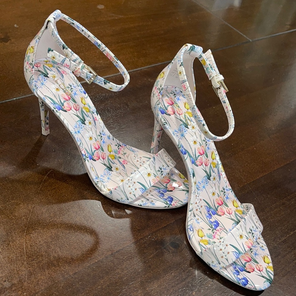 Beautiful Aldo single strap heels!